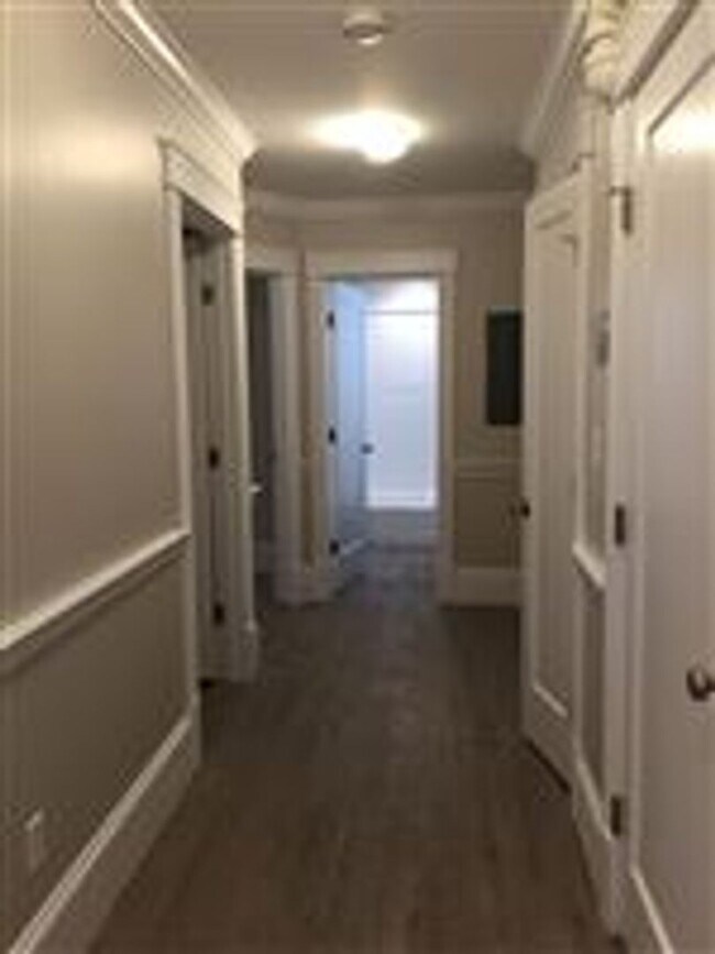 Building Photo - Garden Level Unit. No Brokers Fee, No Security Deposit, Heat and Hot Water Included, Elevator, La...