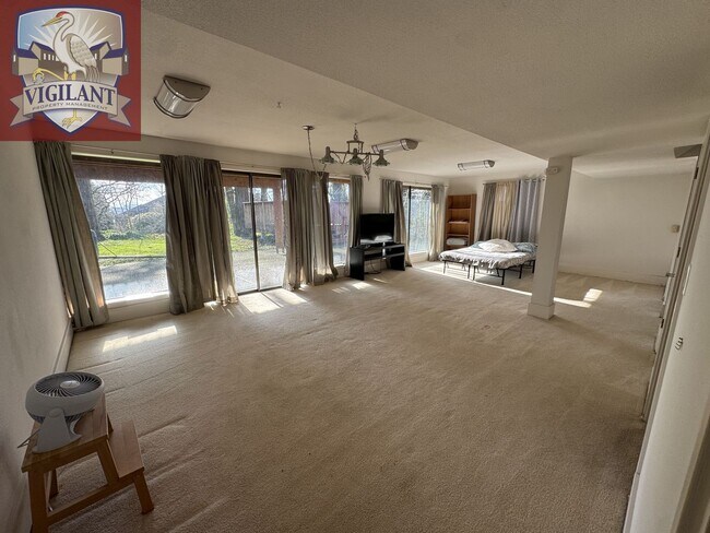 Building Photo - Amazing Furnished 4 bedroom home