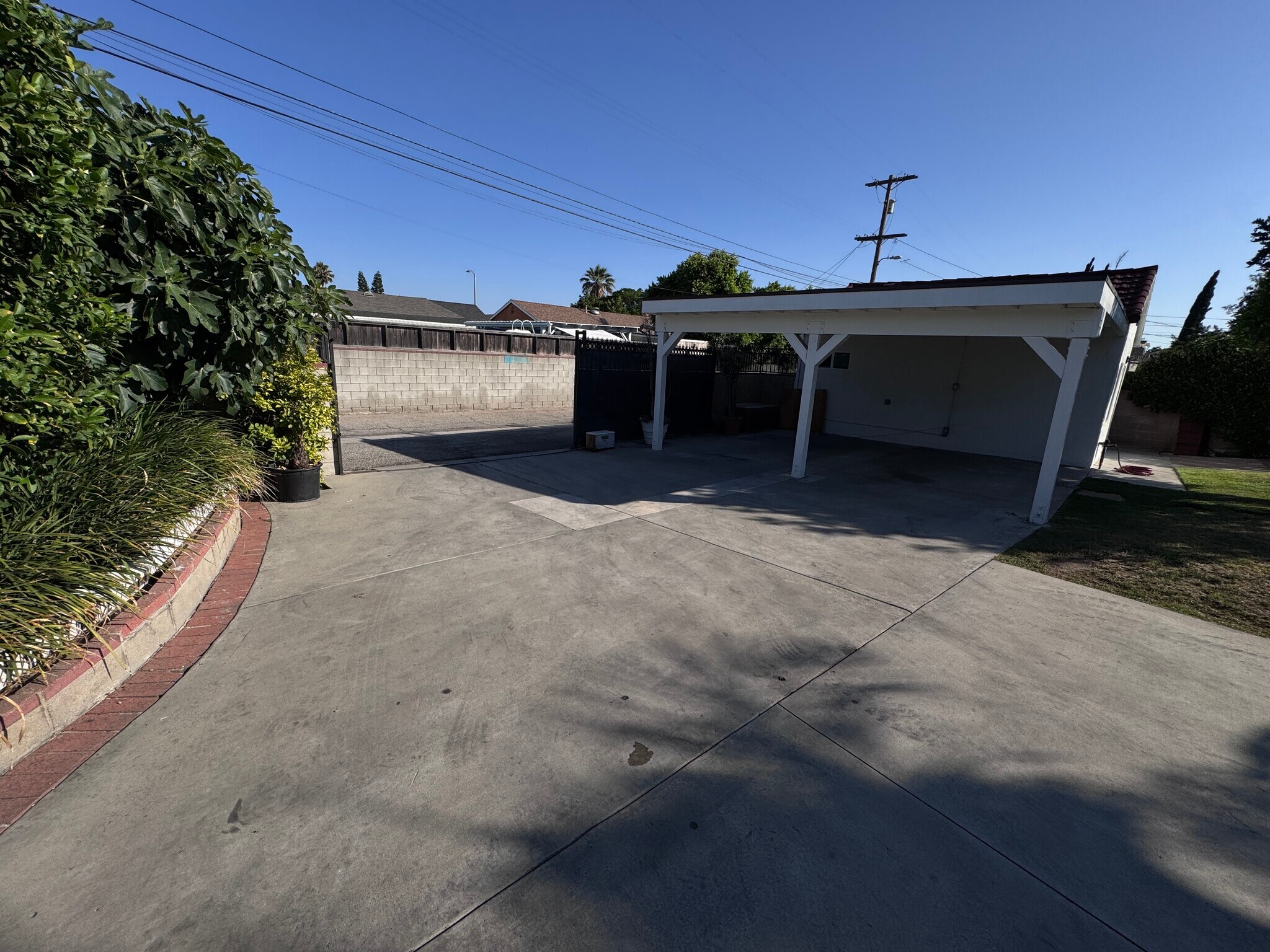 Covered 2 port parking space - 13180 Branford St