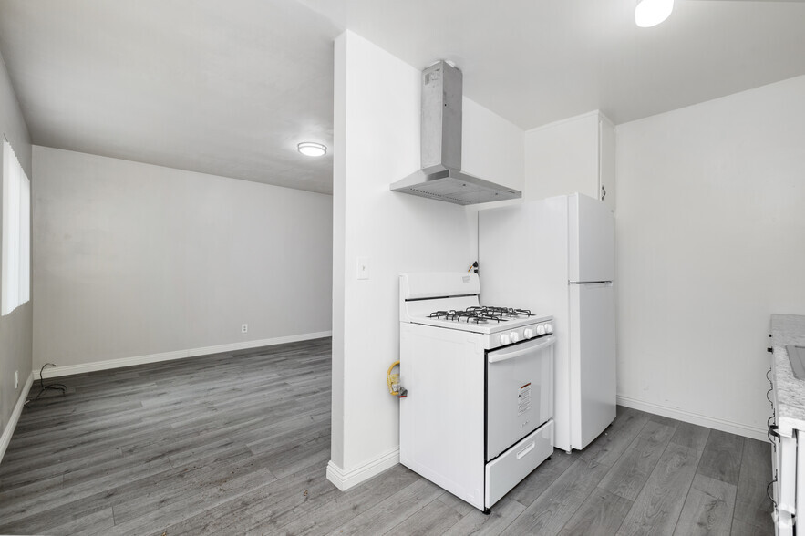 1BD, 1BA - 600SF - Kitchen - 549 S Mathews St