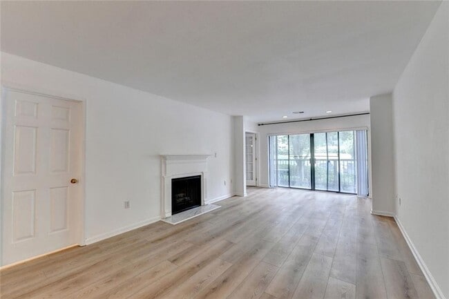 Building Photo - 4101 Pine Heights Dr NE