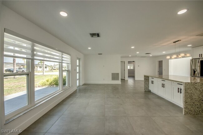 Building Photo - 4312 S Pacific Cir