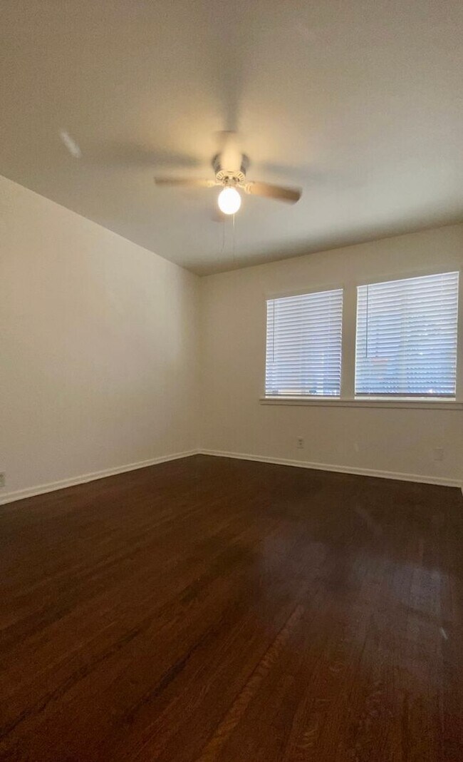 Building Photo - Arlington Heights Cottage