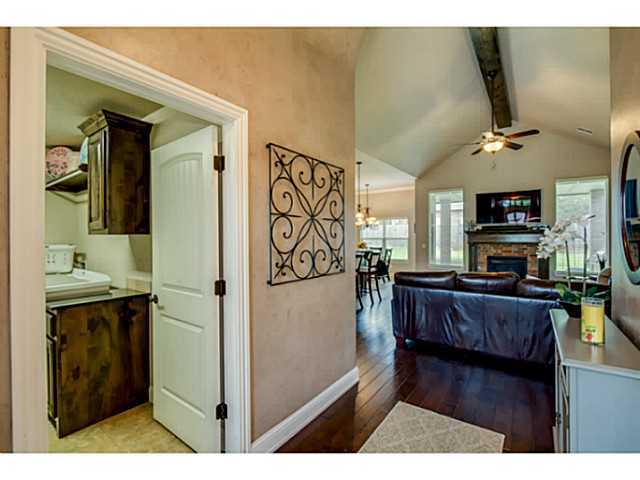 Building Photo - Kelly Lakes Addition - 4 bed 2 1/2 bath + ...