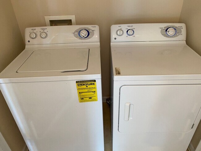 Building Photo - BRIDGEWATER HOME WITH FENCED IN YARD! PRE-LEASING FOR AUGUST 1 2026!