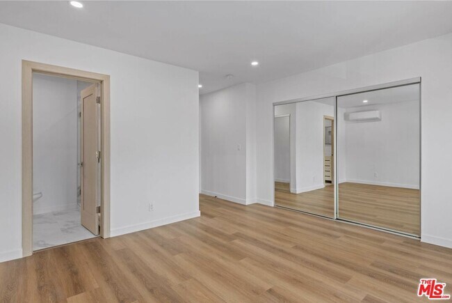 Building Photo - 2449 Beachwood Dr