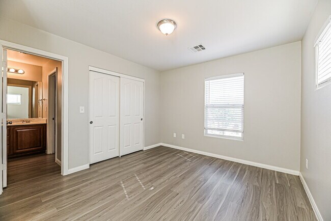 Building Photo - 932 Maple Pines Ave