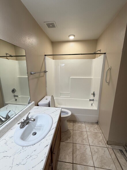 Building Photo - 811 Cloyd Dr