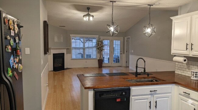 Building Photo - Fantastic Location & Price