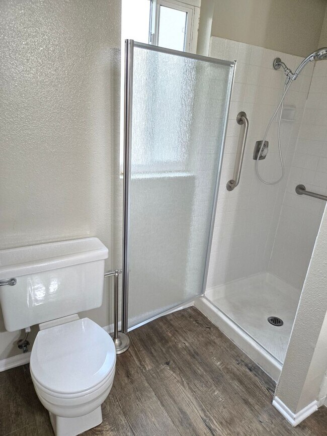Building Photo - Santa Ana - Spacious 2 Bedroom, 2 Bath Hou...