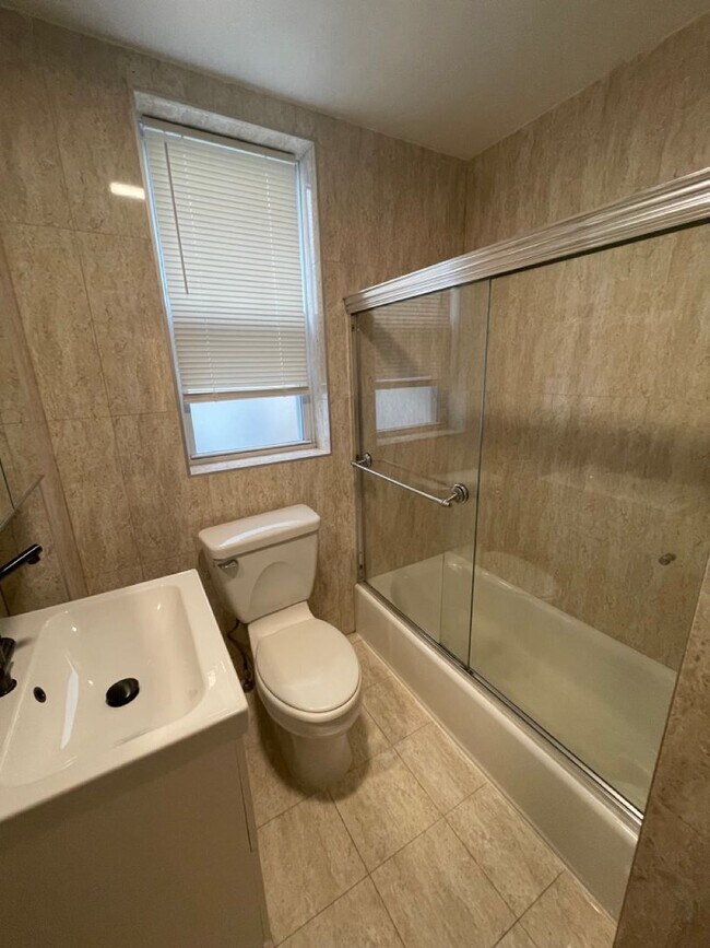 Building Photo - Avl 9/1 Huge renovated Coolidge Corner 4BR/3BA with AC!