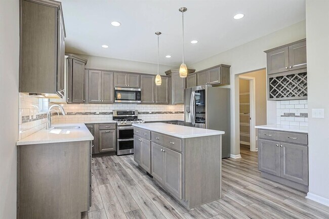 Building Photo - 6545 Cannondale Dr