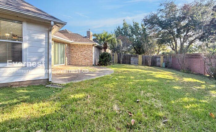 Building Photo - 2527 Pine Shadows Dr