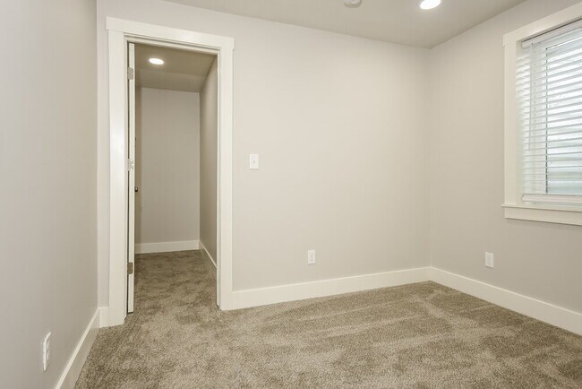 Building Photo - 4621 S W Pk Dr