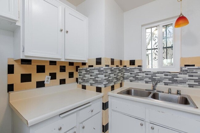 Building Photo - 2 bedroom, 2 bath town house minutes from the Strip