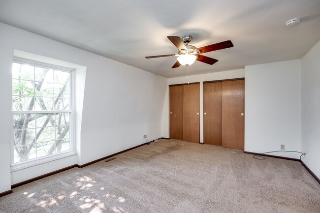 Building Photo - 2215 Barclay Ct