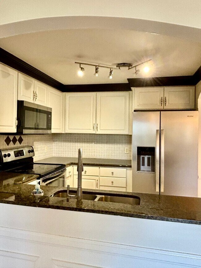 Building Photo - Kihei Shores - South Maui across from World Class Beaches
