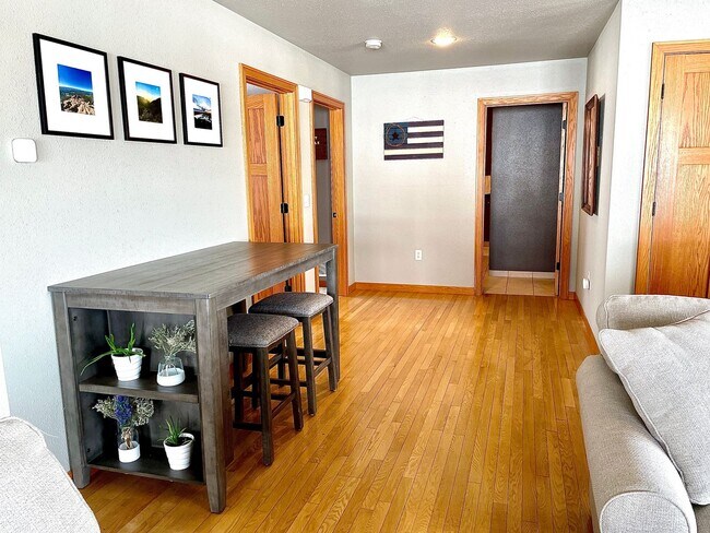 Building Photo - 3 Bed, 2 Bath Duplex in Hillsboro