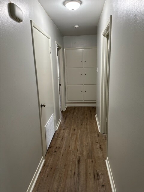 Building Photo - 1927 Montrose Dr