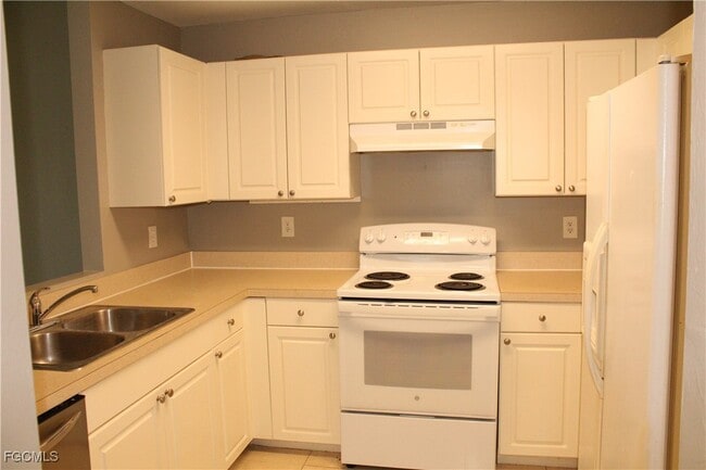 Building Photo - 703 SE 8th Terrace