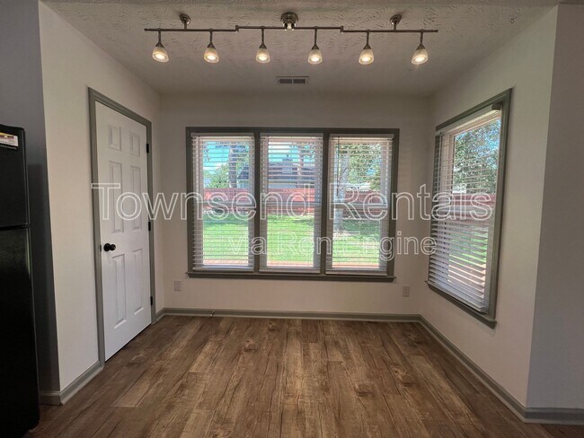 Building Photo - 1336 Oak Knolls Dr