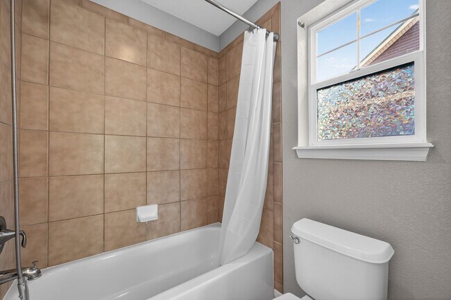 Building Photo - Amazing 3 bedroom home