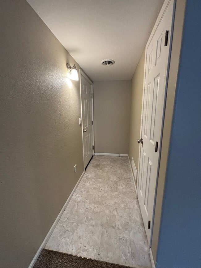 Building Photo - 3 Bedroom Townhome!