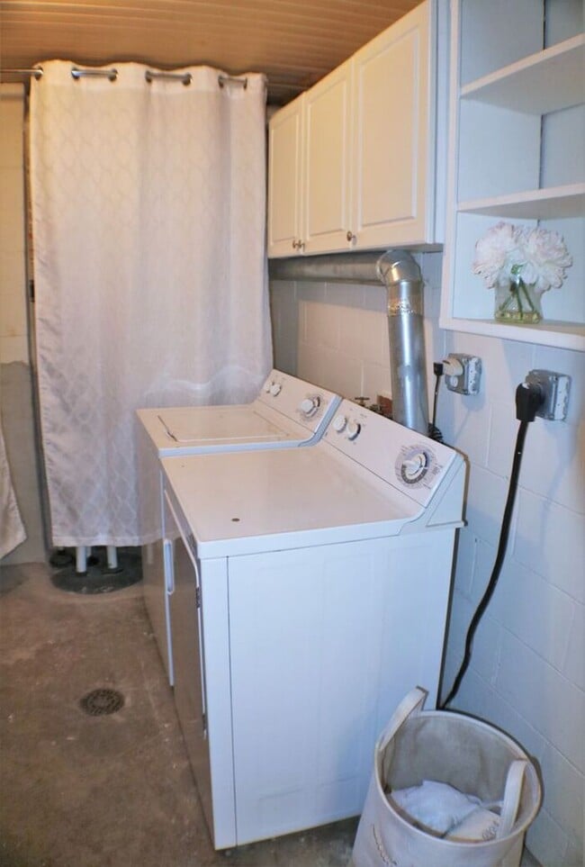 Building Photo - $1,250 | 2 Bedroom, 1 Bathroom Duplex | No Pets | Available for August 1st, 2026 Move In