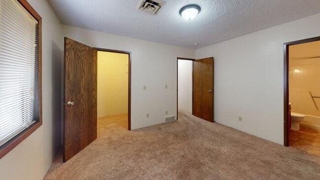 Building Photo - 2920 Ontario Ln