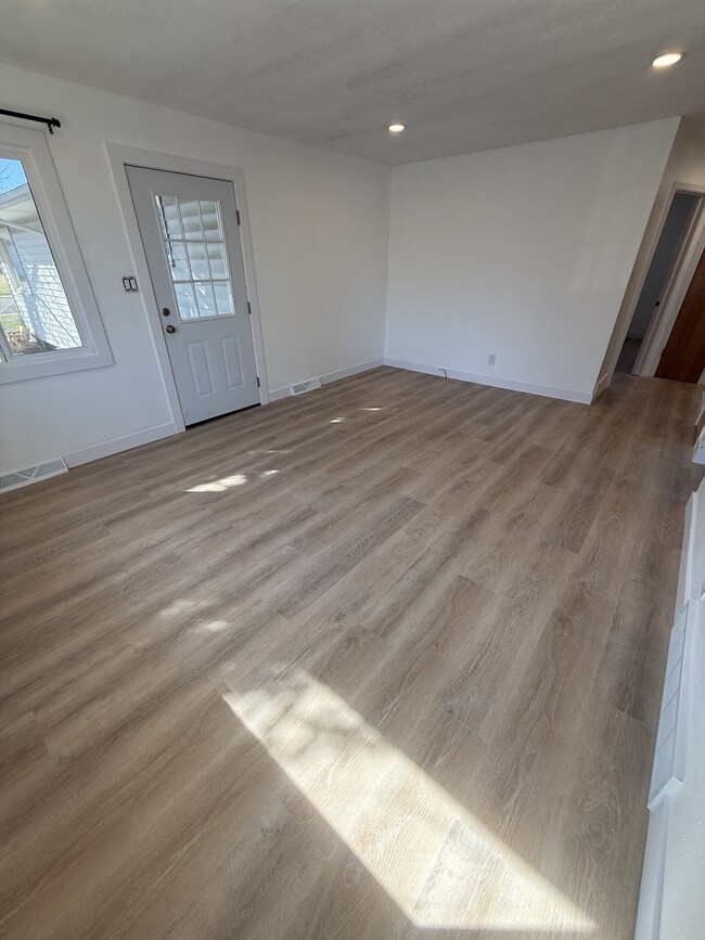 Building Photo - 4713 Diana Dr