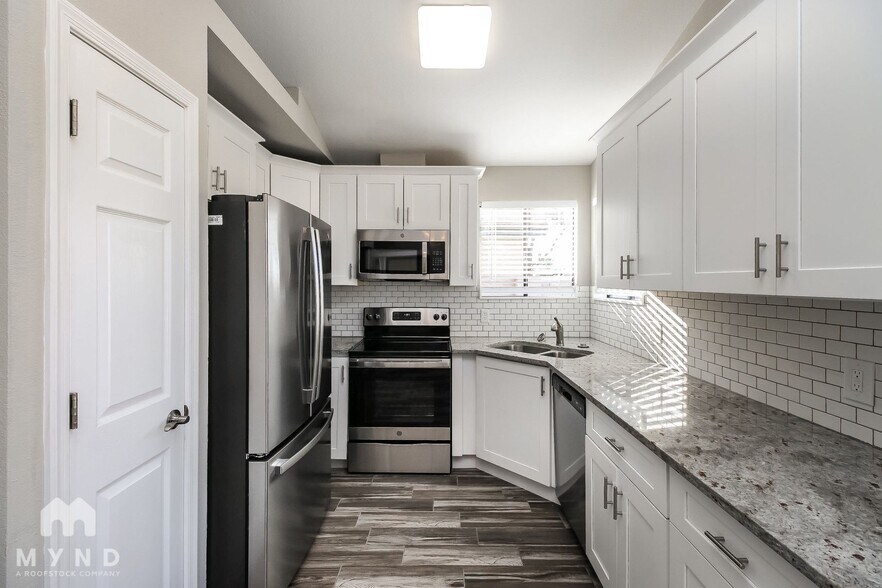 Building Photo - 921 S Val Vista Dr