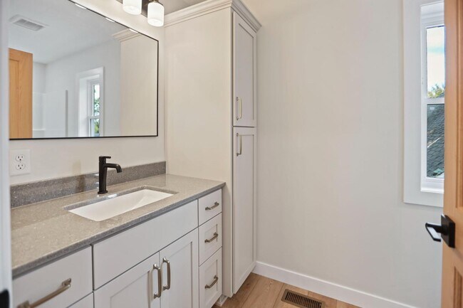 Building Photo - 614 6th St NW