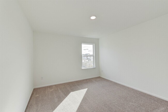 Building Photo - 25821 Hedgerow Dr