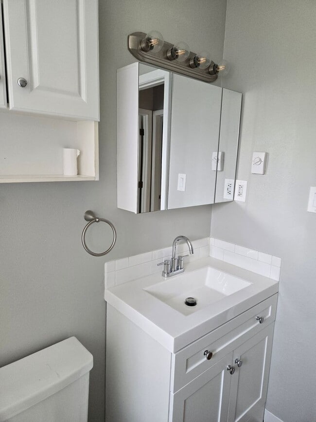 Building Photo - Modern Two Bedroom in Lakewood-Available N...