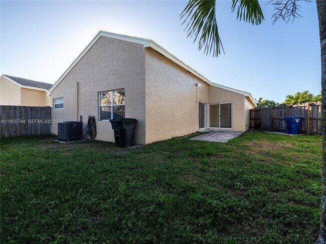 Building Photo - 200 W Riverbend Dr