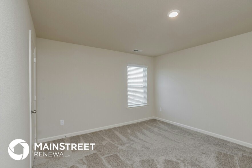 Building Photo - 555 Clover Cir