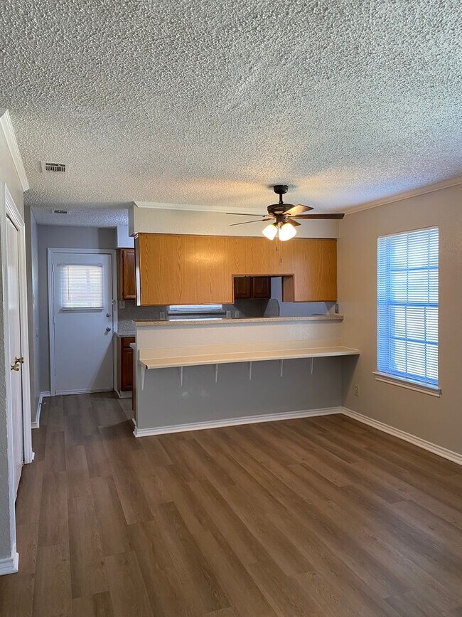 Building Photo - 1112 Valley View Dr