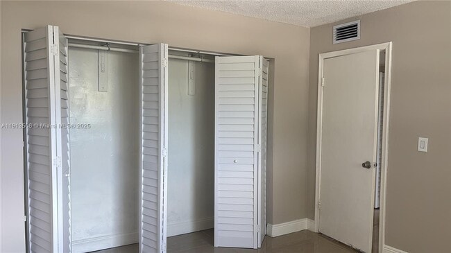 Building Photo - 13725 NE 6th Ave