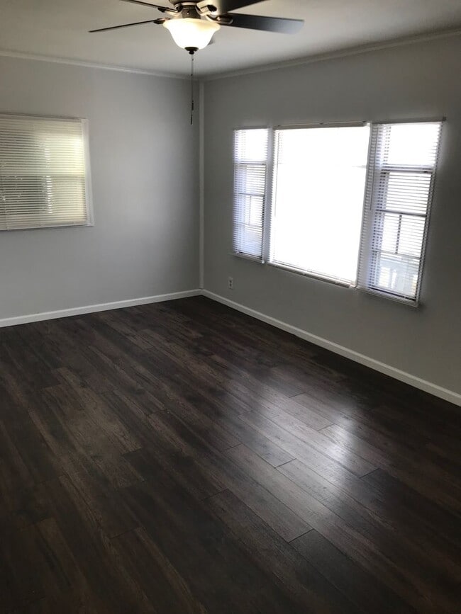 Building Photo - Bright and Cozy 2 Bedroom