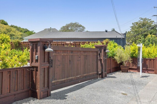 Building Photo - 307 Bodega Ave