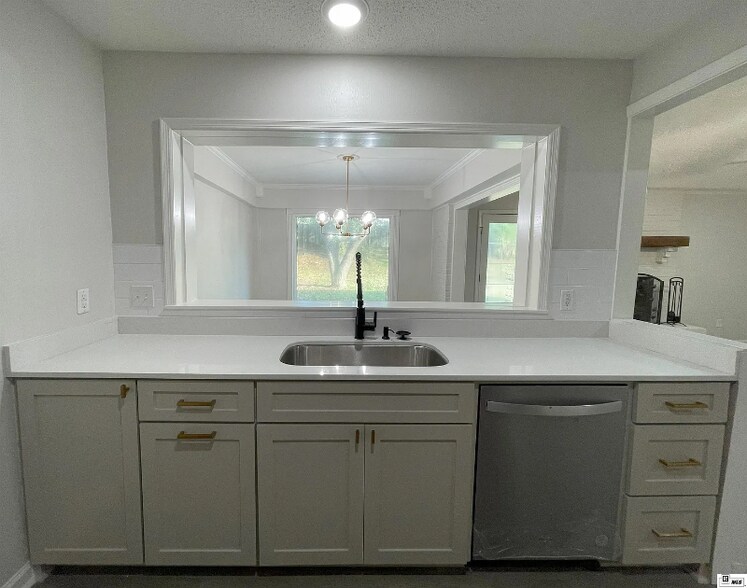 Primary Photo - 121 Clearwater Cir