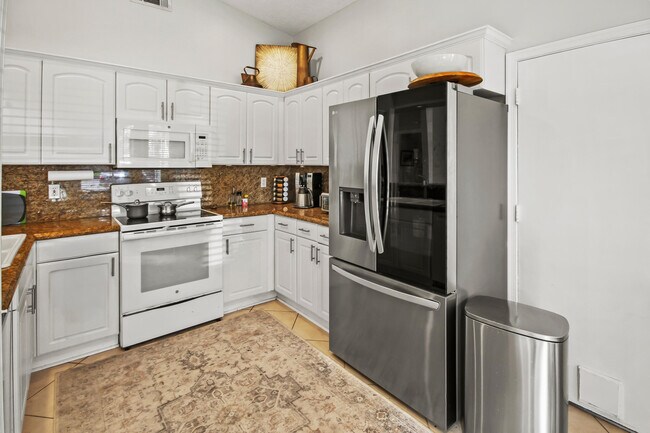 Building Photo - 9165 Beverly Ct
