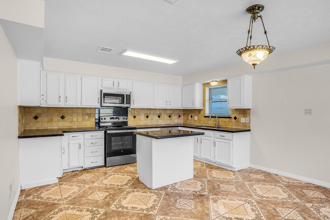 Building Photo - 4909 Meadow Pl Dr