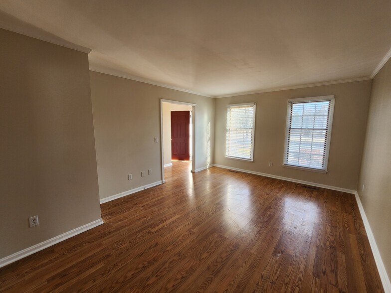 Building Photo - 860 Beaglin Park Dr