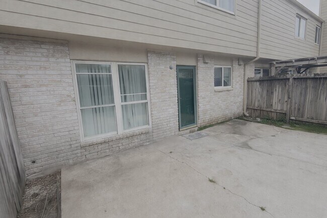 Building Photo - 2155 Hazlitt Dr