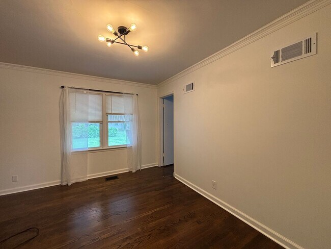Building Photo - Adorable 3 bed, 1 bath, 1 car midtown bungalow close to the fairground, restaurants and shopping.
