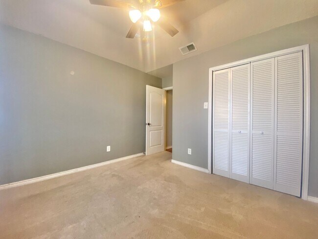 Building Photo - Great 3 bed 2 bath now available in Frensh...