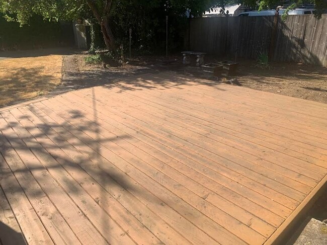 Building Photo - Colonial Style Home on Park-Like Grounds