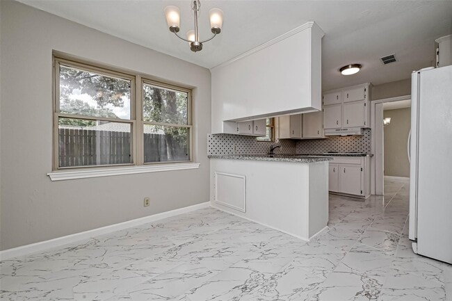 Building Photo - 26414 Maplewood Dr