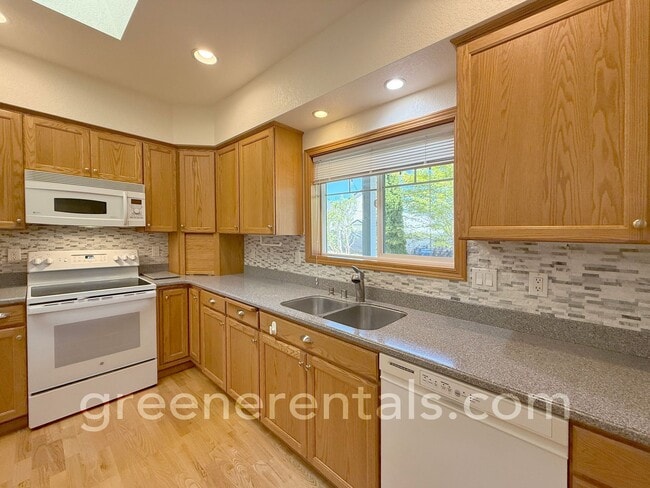 Building Photo - Spacious & Bright 3BD/3BA Home for Rent in...